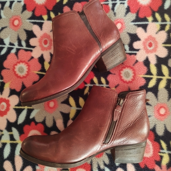 CLARKS LADIES BROWN LEATHER ANKLE BOOTS. EUC SZ 9.5 - Picture 1 of 7